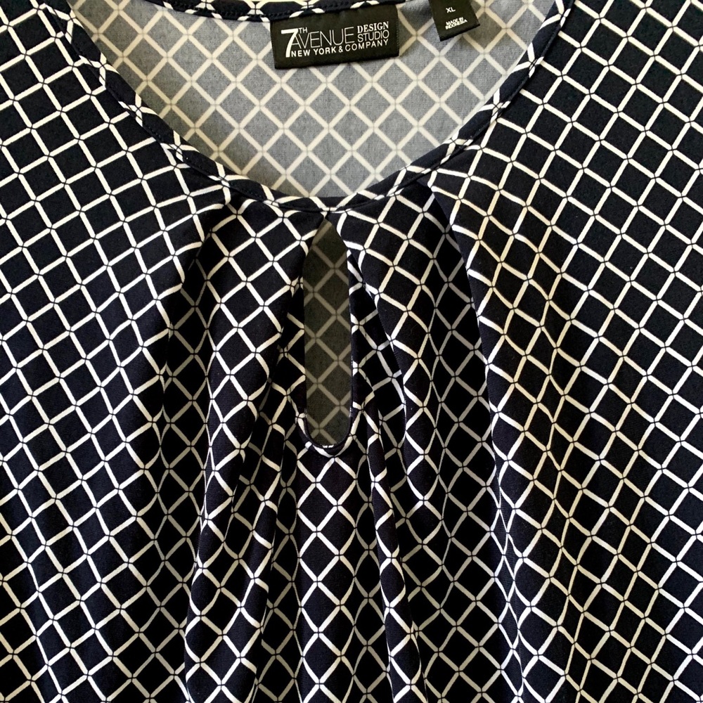 Sleeveless Blouse - Picture 3 of 6